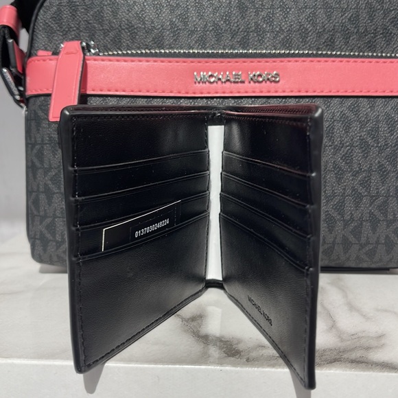 MICHAEL KORS MENS Cooper Graphic Logo Billfold Wallet 
Style# 36F2LCOF1V
CHILI - Picture 3 of 16